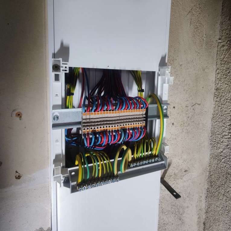 Remise en sécurité d’un bornier électrique à Sainte-Maure-de-Touraine